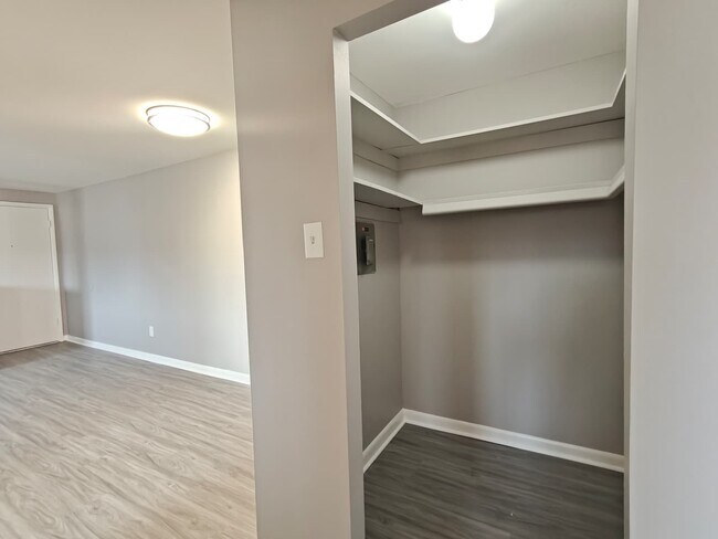 Building Photo - 308 Main St