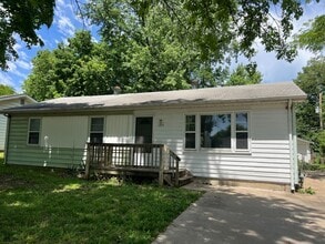 Building Photo - 3 bedroom/2 bath house close to KU with washer/dryer