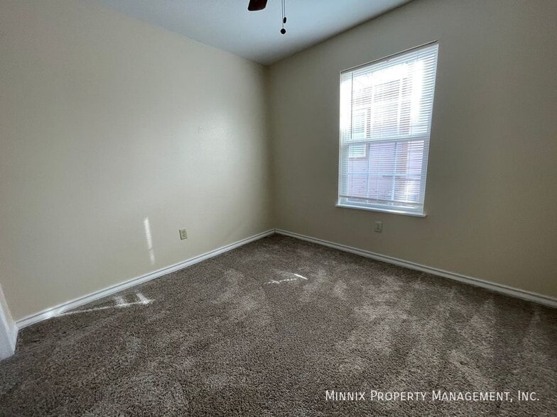 Building Photo - 1400 5th Ave