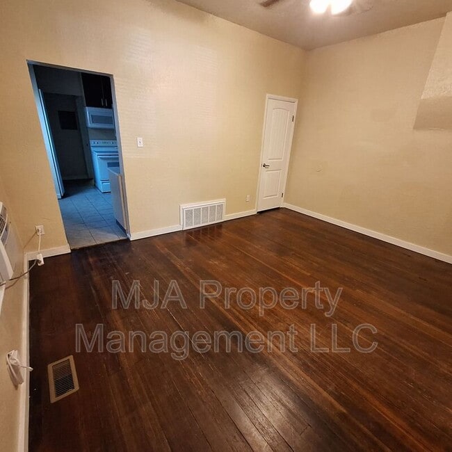 Building Photo - 1043 S 200 W