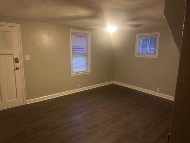 Building Photo - 2 Bedroom House Available in Madison Schoo...