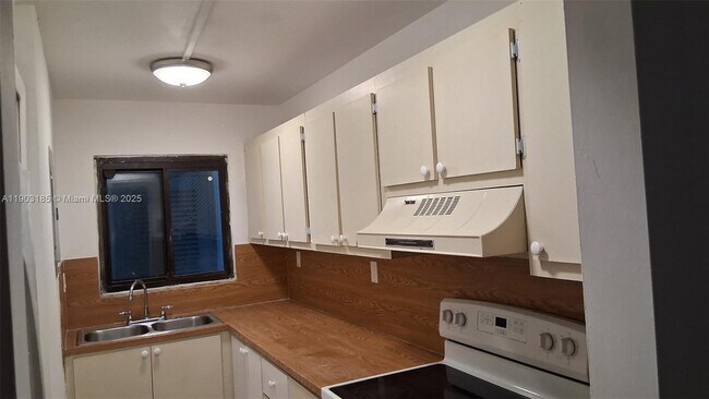 Building Photo - 650 NE 149th St