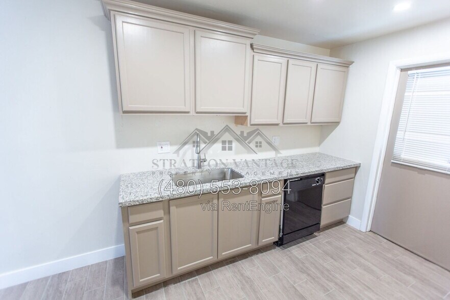 Building Photo - 2533 E Blanche Dr