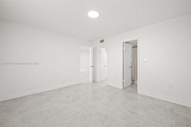 Building Photo - 10090 NW 80th Ct