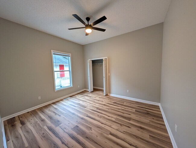 Building Photo - Remodeled! Walkable! 2 bedroom/1 bath