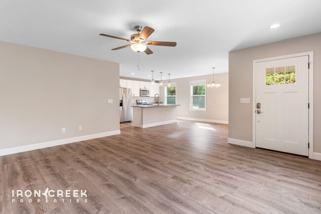 Building Photo - Beautiful New Home with Modern Finishes in...