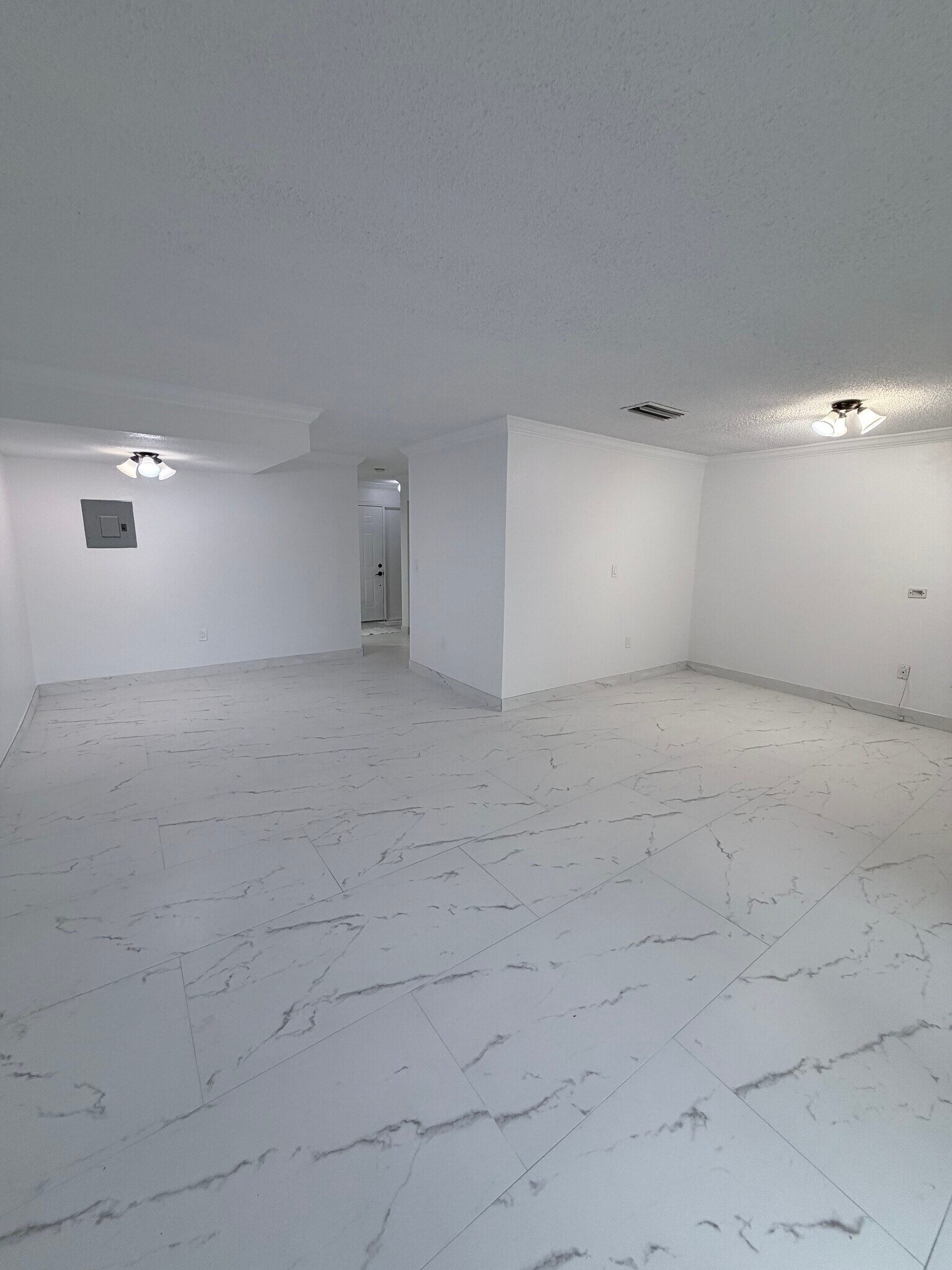 Building Photo - 9365 Fontainebleau Blvd