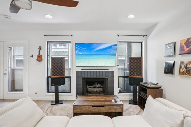 Gas fireplace - 1106 W 6th St