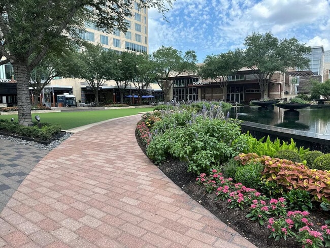 Building Photo - 800 Town and Country Blvd