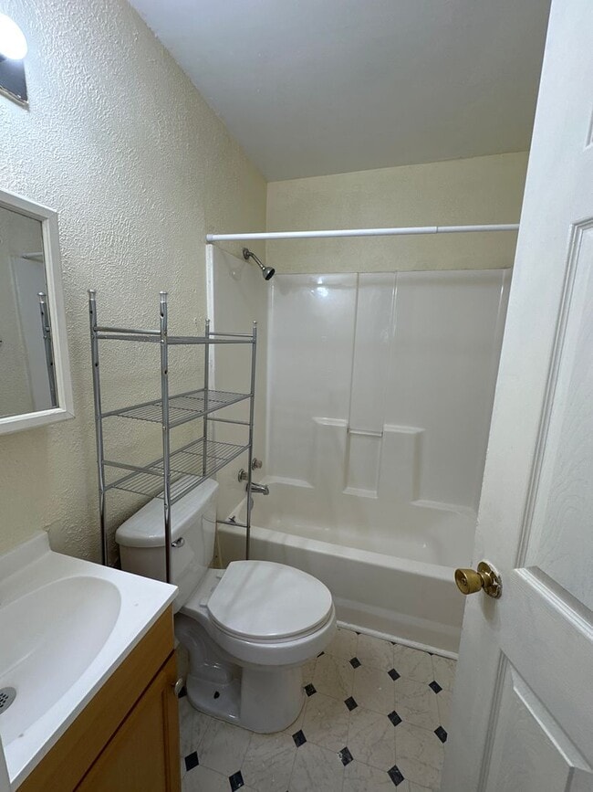 Building Photo - Central air and Heat 4 Bedroom home