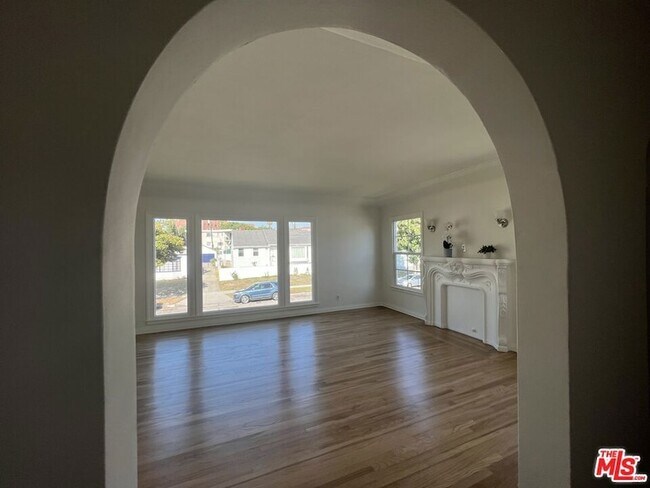 Building Photo - 4120 S Victoria Ave