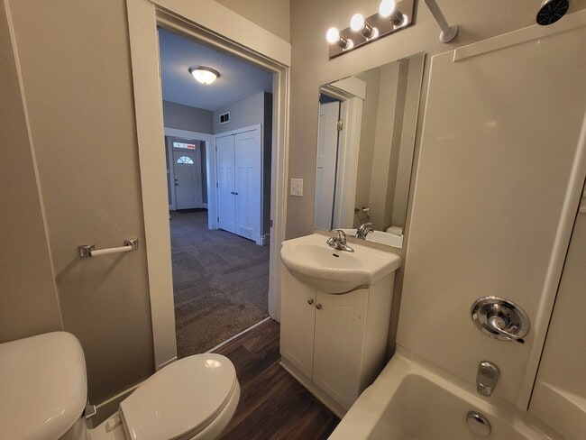 Building Photo - 2 Bedroom, 1 Bathroom Home!