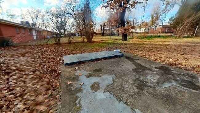 Building Photo - Large yard 3/1 just of Douglas!