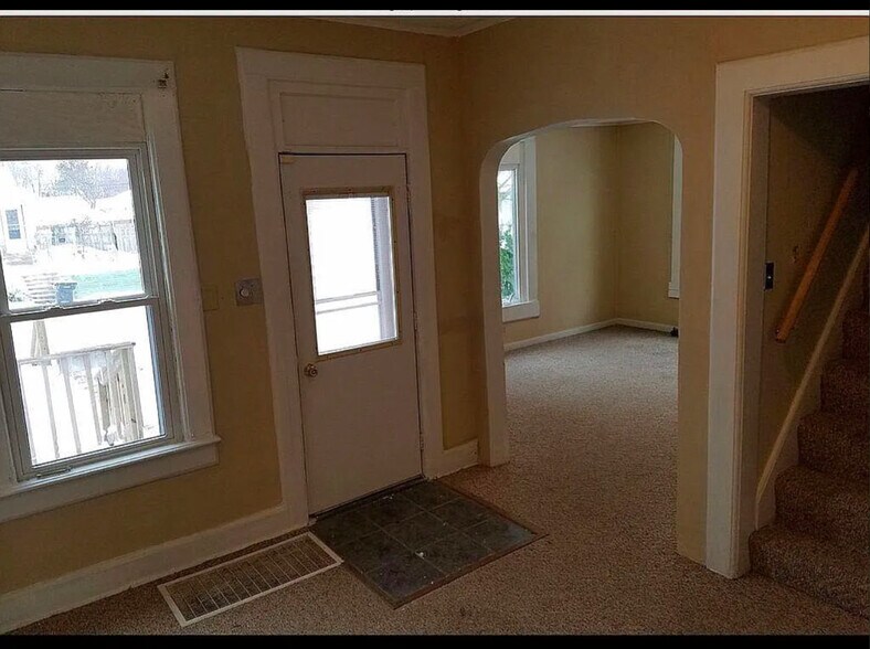 Building Photo - 1402 E Fox St