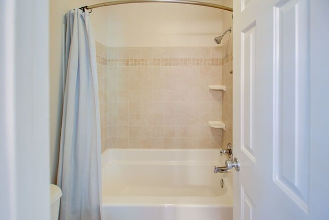 Building Photo - 2 Bed, 2 Bath Centrally Located Condo in G...