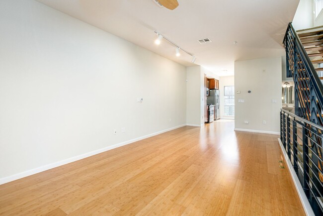 Building Photo - Beautiful Emeryville Townhouse!