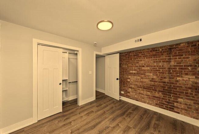 Building Photo - 2 bedroom in Chicago IL 60610