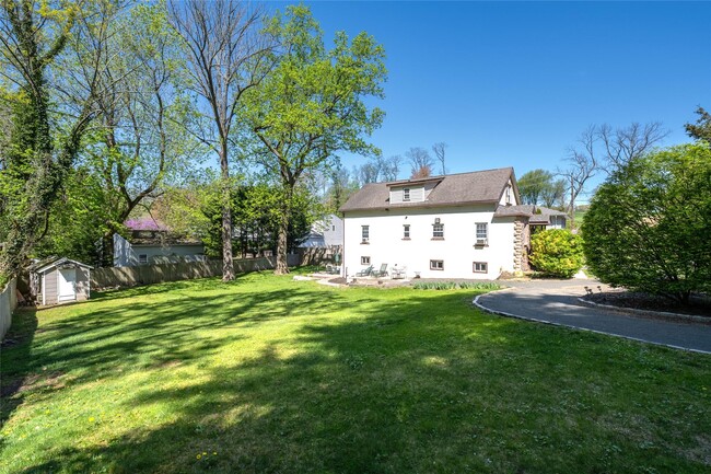 Building Photo - 3 Woodmere Ln