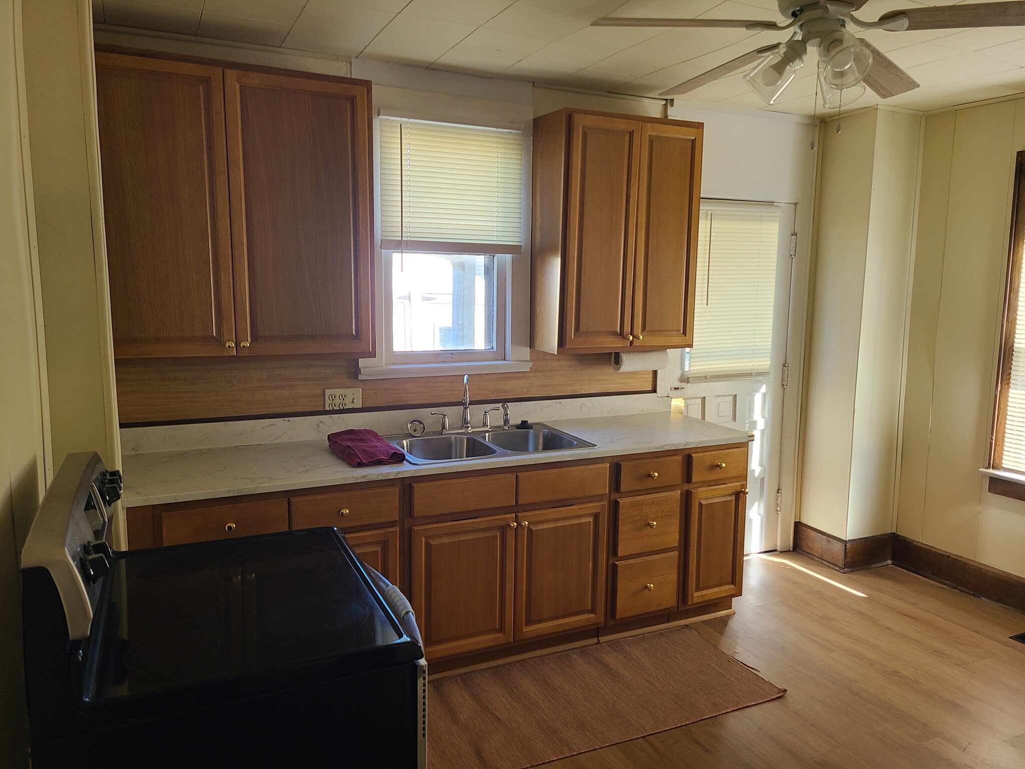 Building Photo - 214 E Kelso Rd