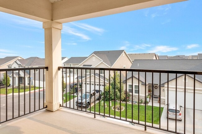 Building Photo - Beautiful Top Level Condo w 1 car garage