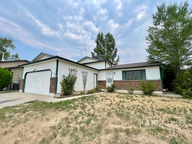 Building Photo - 4 Bed, 2 Bath Loveland, CO Home- Fenced Backyard, A/C, & 2 Car Garage!