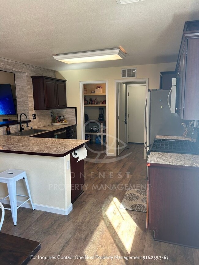 Building Photo - 3 bdrm + Den rental in Plumas Lake!