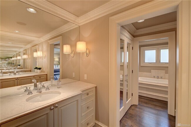 Building Photo - 914 88th Ave NE