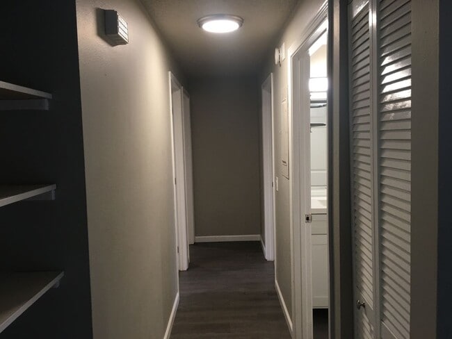 Building Photo - Lanson01