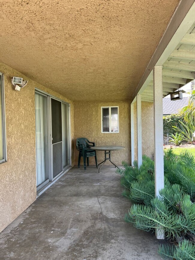 Building Photo - Mid Town Adorable Home!