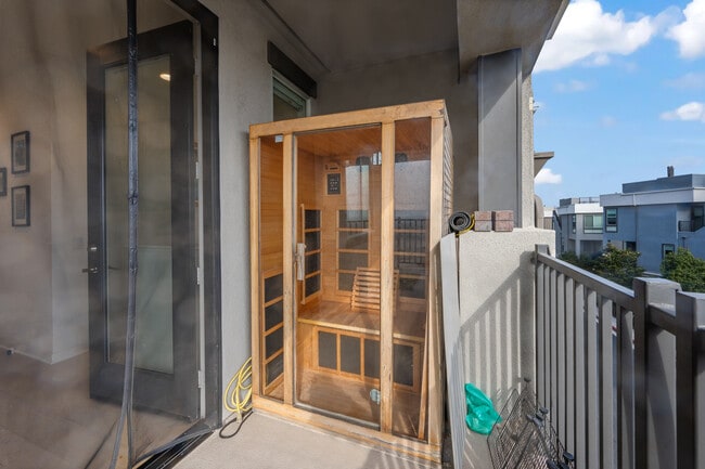 Building Photo - 1068 Hampton Dr