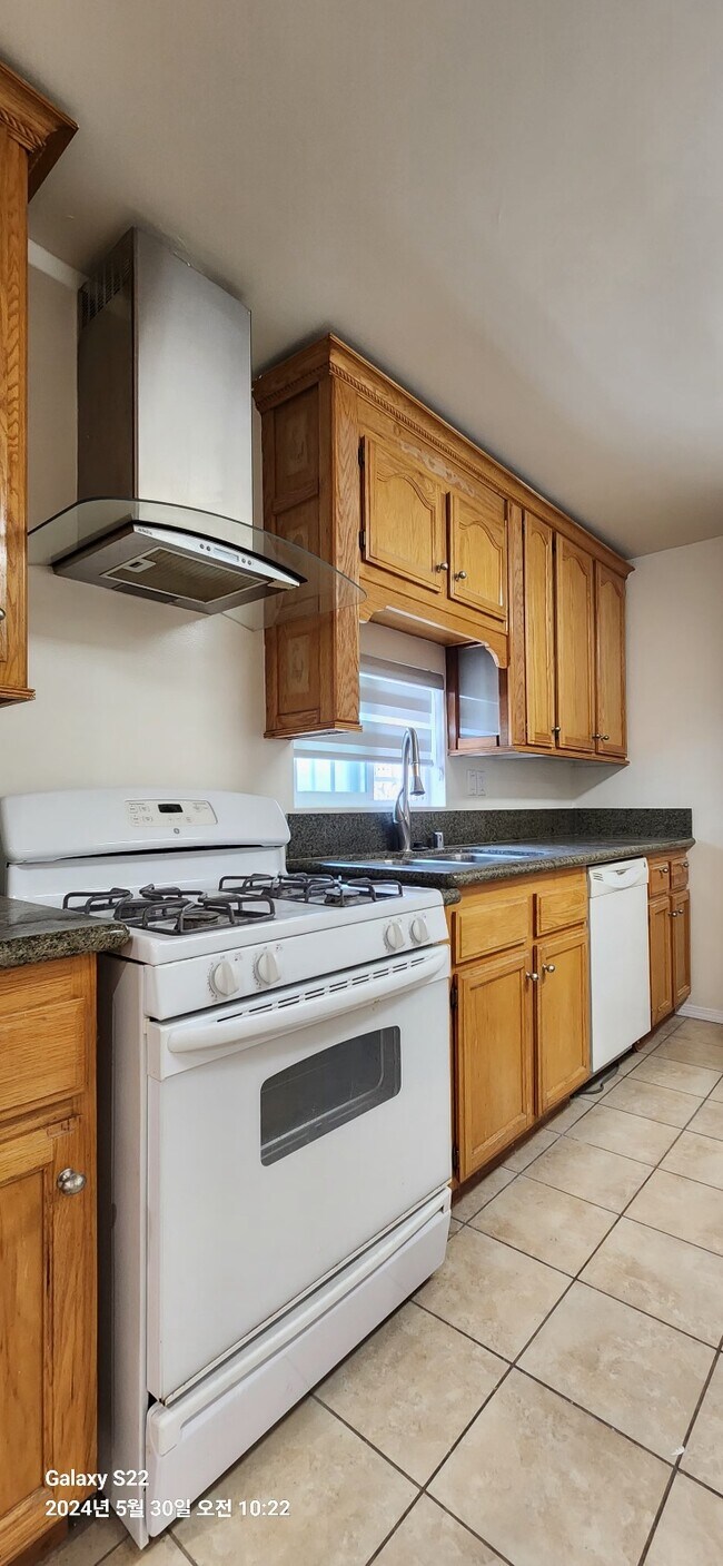 Building Photo - 1058 S Windsor Blvd