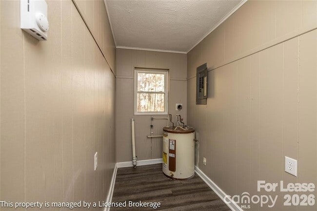 Building Photo - 213 Roslyn Rd