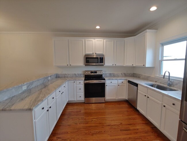 Building Photo - 3 Bedroom, 2.5 Bath Townhome Close to UTC!