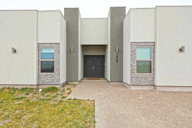 Building Photo - 1025 La Muralla St