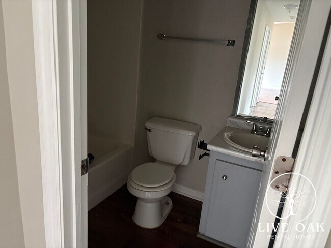 Building Photo - MOVE IN SPECIAL: $500 OFF 1ST MONTH'S RENT!**