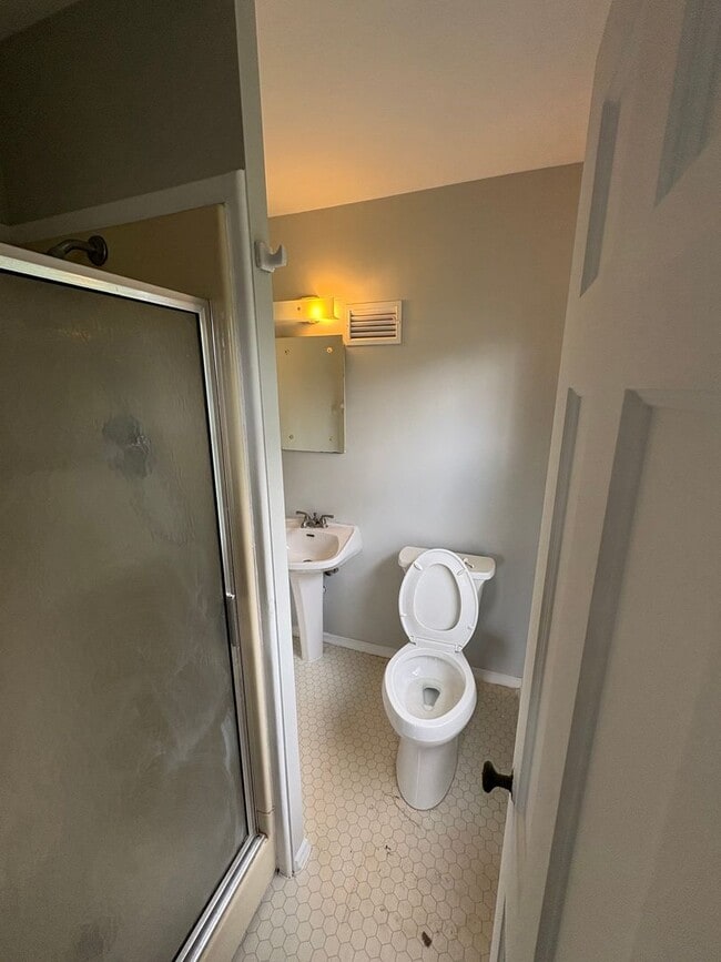 Building Photo - 4 bedroom 3 bathroom single family home