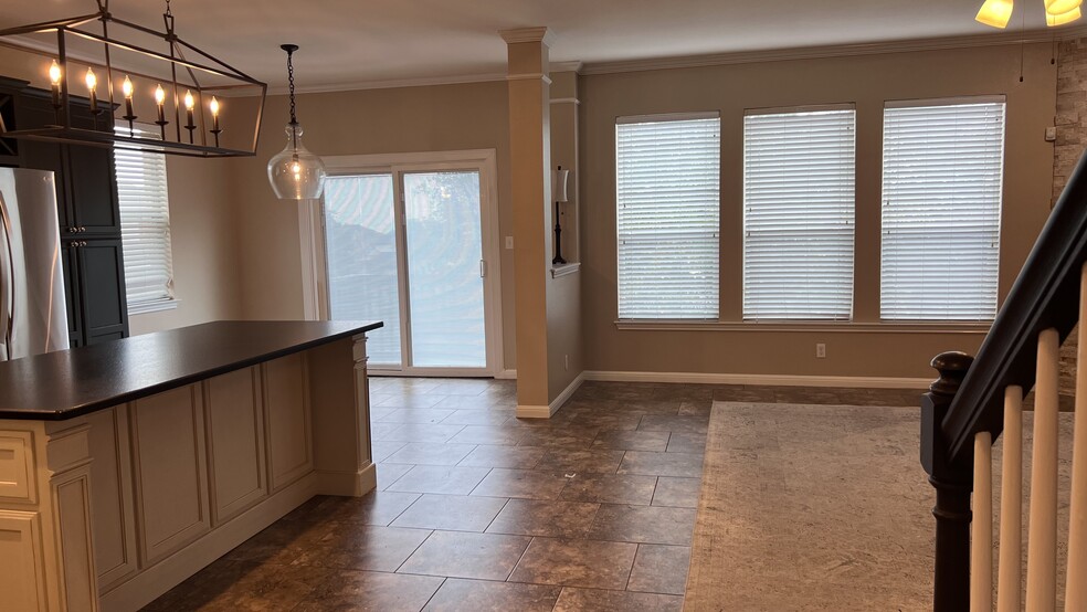 Space for 4-6 chair kitchen dining - 18439 Rogers Bend