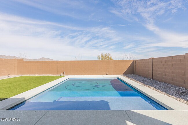 Building Photo - 19740 W Palo Verde Dr