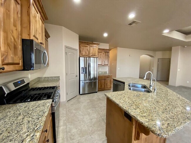 Building Photo - SPACIOUS HURRICANE HOME FOR RENT