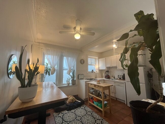 Building Photo - 1453 W Elmdale Ave