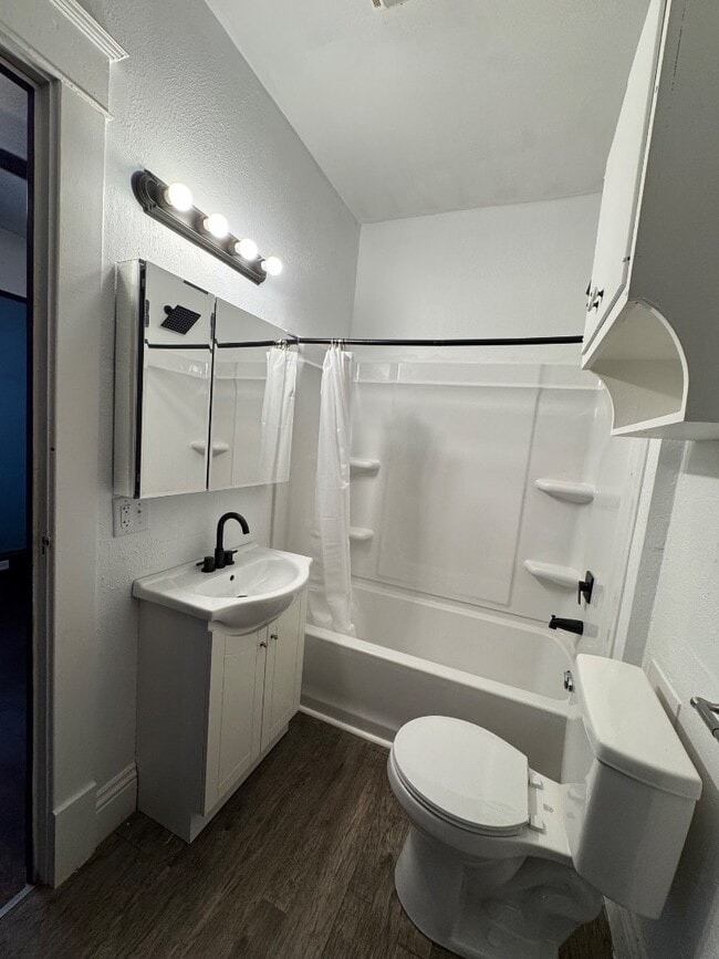 Building Photo - 536 W 4th St