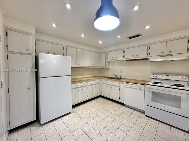 Building Photo - 9175 SW 77th Ave
