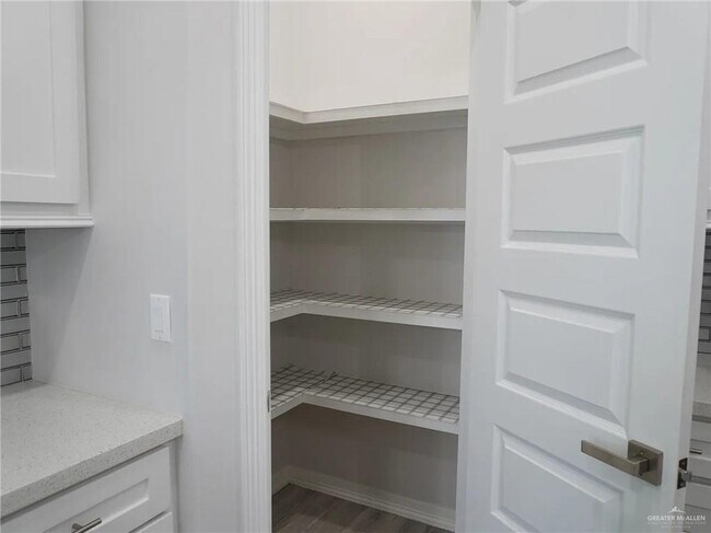 Building Photo - 19 E Comal Rd