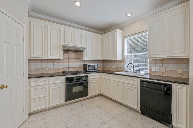 Building Photo - 1315 Anita St