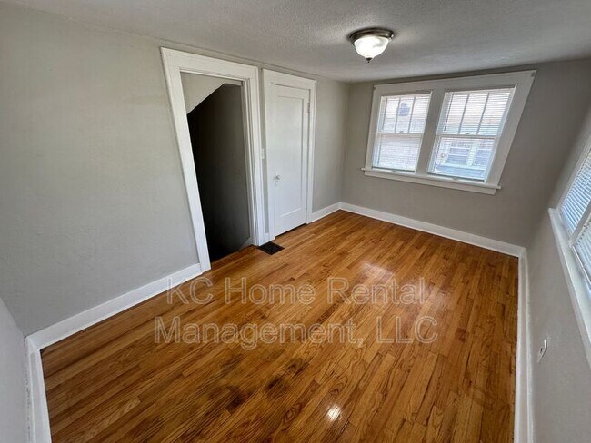 Building Photo - 402 Van Brunt Blvd