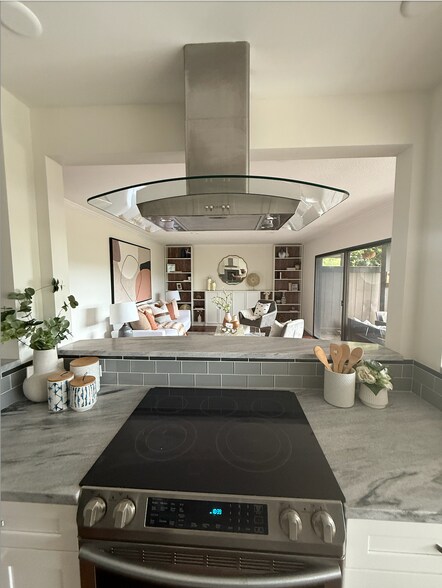 Building Photo - 3372 La Mesa Dr