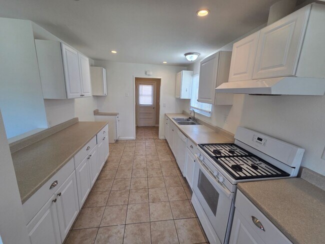 Building Photo - 15303 Fairhope Dr