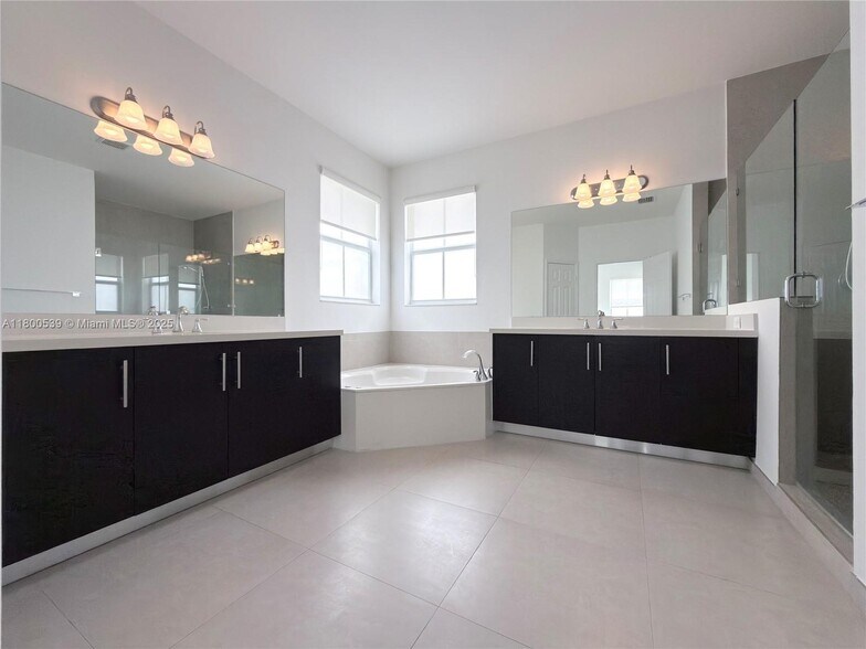 Building Photo - 10423 NW 70th Ln