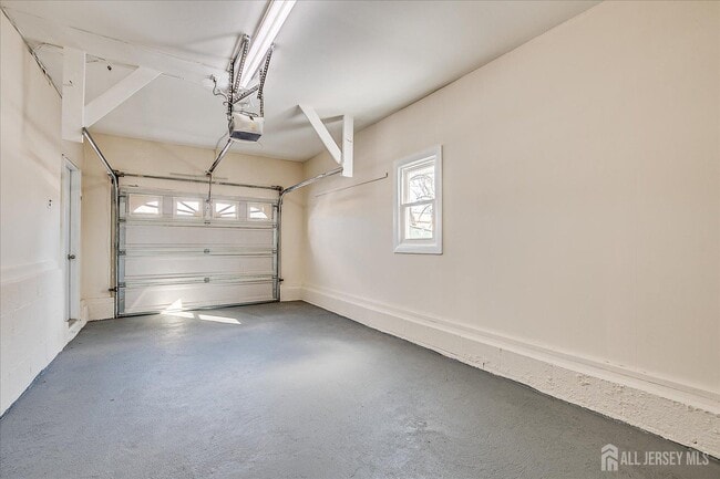 Building Photo - 145 Somerset Ave