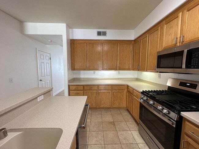 Building Photo - Hamilton 3+bd/2.5bth Townhome w/Den